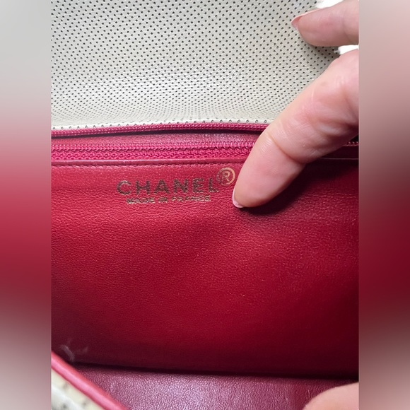 CHANEL Perforated Flap Bag Beige/Red 6 Series - Picture 10 of 17